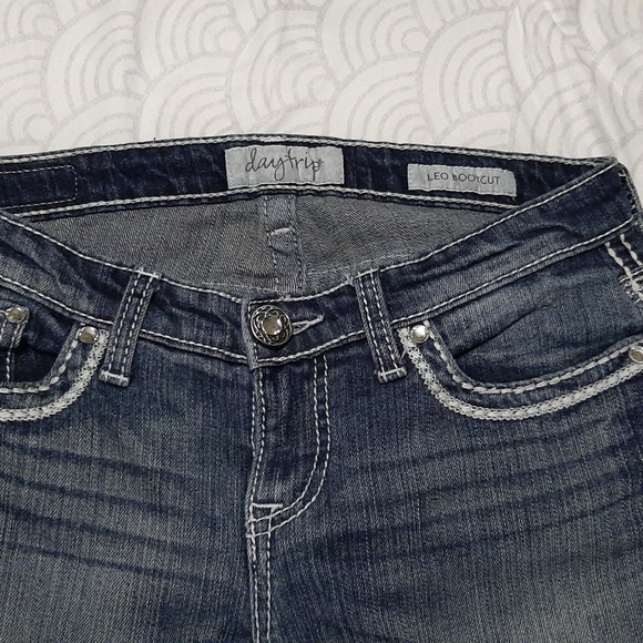 Women's 28R "Leo Bootcut" Distressed Embroidered Jeweled DayTrip Jeans - Picture 5 of 13